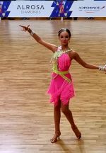 Яркое платье на латину